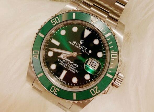 The green dial and green bezel look very charming.