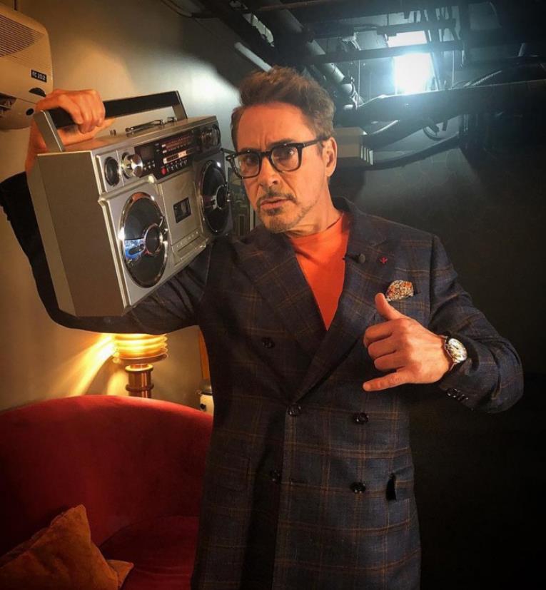 Robert Downey Jr. wears the stainless steel fake Cartier watch.