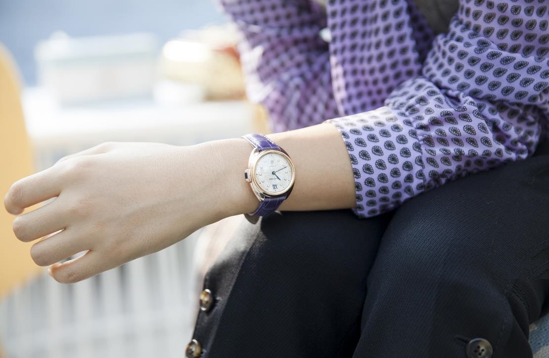 The 31 mm copy watches have silvery dials.