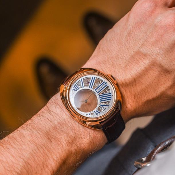 The 18k rose gold fake watches have brown alligator leather straps.